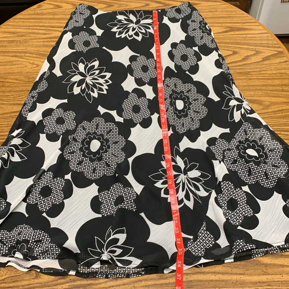 Long modest Lane Bryant black and white flower skirt - Picture 3 of 6